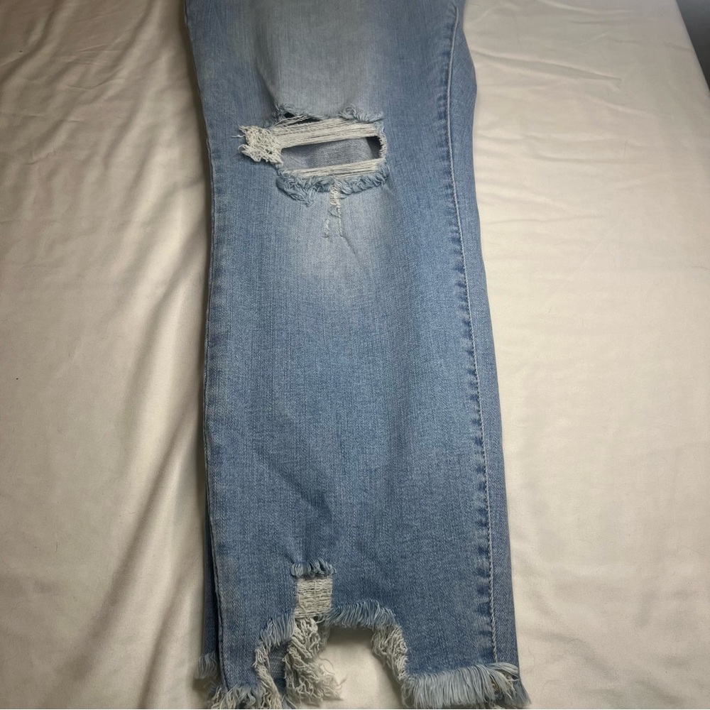 Judy‎ Blue Light Wash Distressed Boyfriend Jeans - Picture 5 of 5